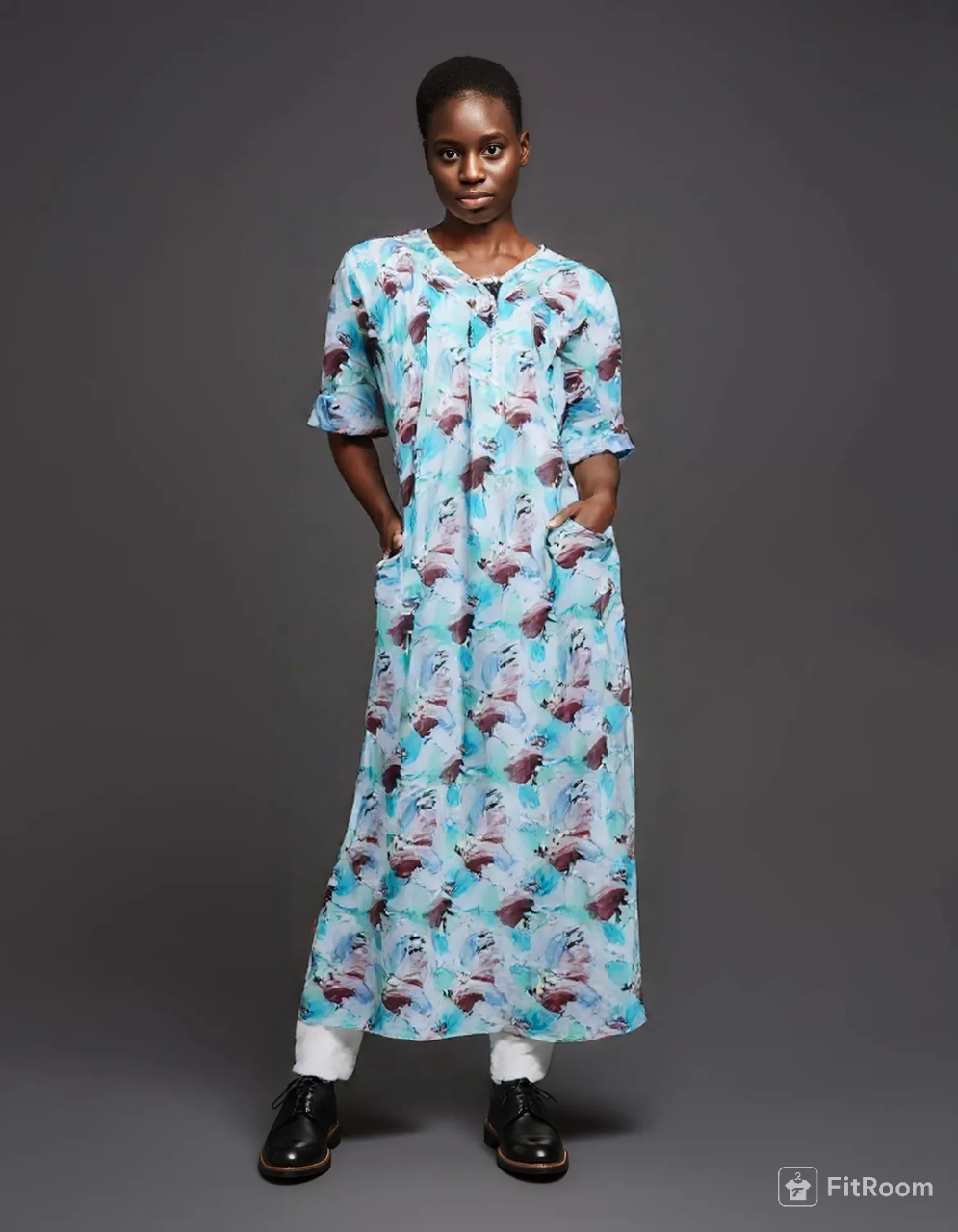 Half-sleeved dress in pure cotton with lace and a V-neck with three buttons