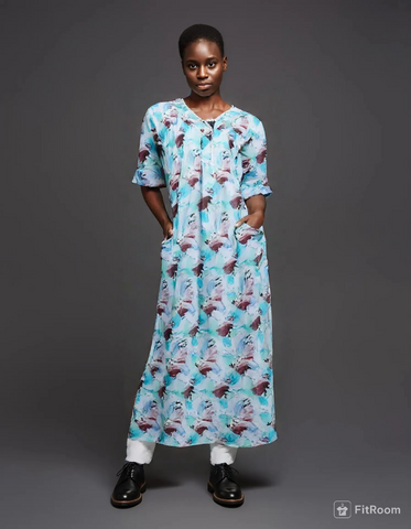 Half-sleeved dress in pure cotton with lace and a V-neck with three buttons