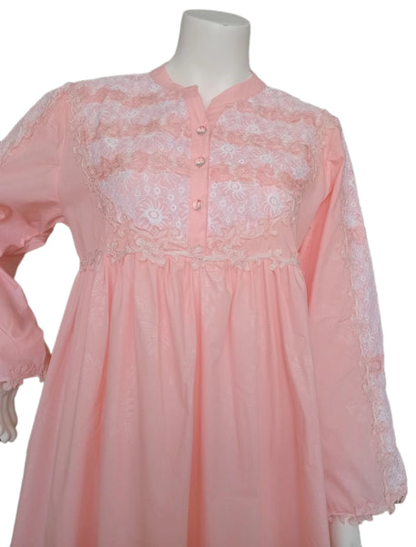 A cool cotton reception piece, featuring embroidery on the shoulders, giving it a touch of elegance and distinction. 60051-LJ