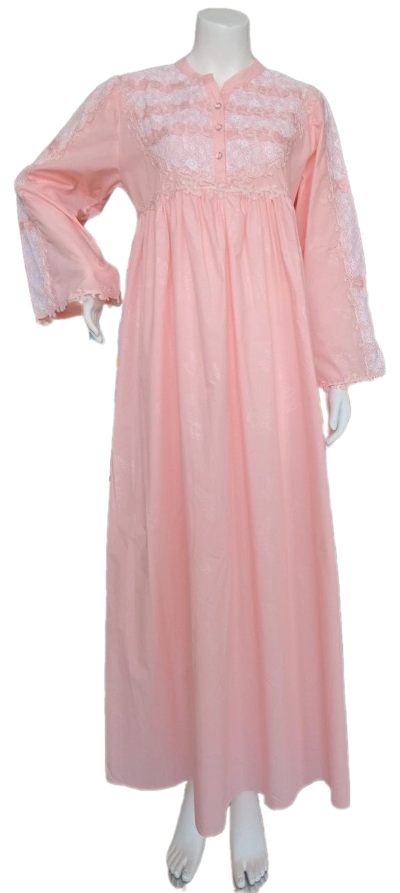 A cool cotton reception piece, featuring embroidery on the shoulders, giving it a touch of elegance and distinction. 60051-LJ