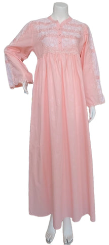 A cool cotton reception piece, featuring embroidery on the shoulders, giving it a touch of elegance and distinction. 60051-LJ