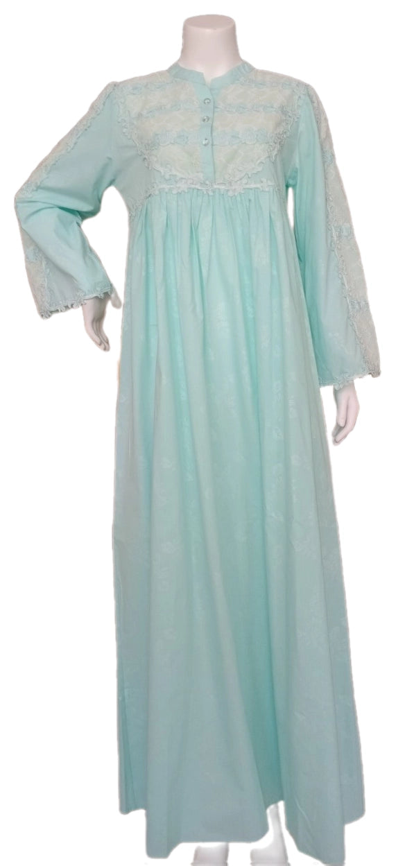 A cool cotton reception piece, featuring embroidery on the shoulders, giving it a touch of elegance and distinction. 60051-LJ