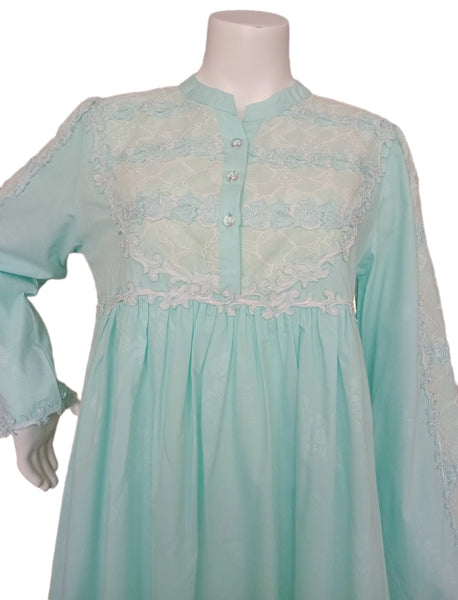 A cool cotton reception piece, featuring embroidery on the shoulders, giving it a touch of elegance and distinction. 60051-LJ