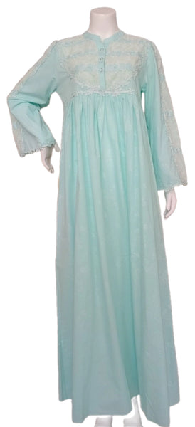 A cool cotton reception piece, featuring embroidery on the shoulders, giving it a touch of elegance and distinction. 60051-LJ