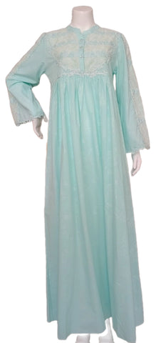 A cool cotton reception piece, featuring embroidery on the shoulders, giving it a touch of elegance and distinction. 60051-LJ