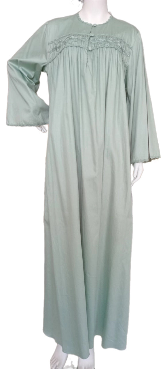 GREEN A cool cotton reception piece, featuring embroidery on the sleeves, giving it a touch of elegance and distinction. 60105-L