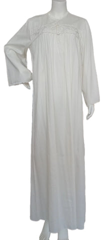 WHITE A cool cotton reception piece, featuring embroidery on the sleeves, giving it a touch of elegance and distinction. 60105-L