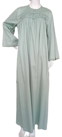 GREEN A cool cotton reception piece, featuring embroidery on the sleeves, giving it a touch of elegance and distinction. 60105-L