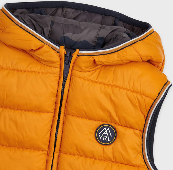 مايورال بويز منقوشة Twill تي شيرت - 4138، شيدر / مايورال 4528، في الخارج - 5 جيب Elastane نحيف السراويل / مايورال سترة بلا أكمام 2 الجانبين مع هود