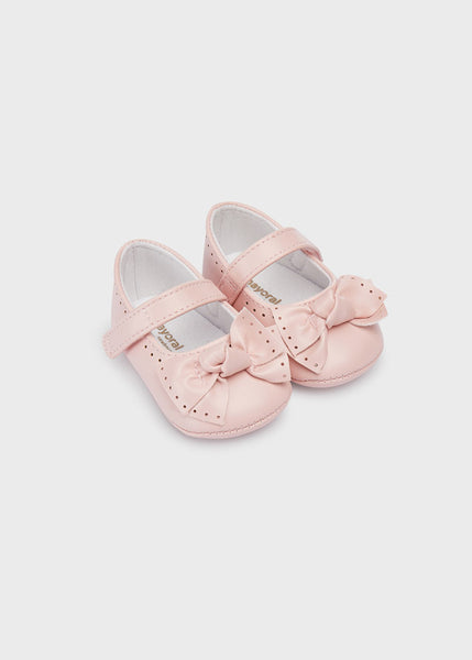 Shoes with a bow for a newborn girl Art. 22-09519-035